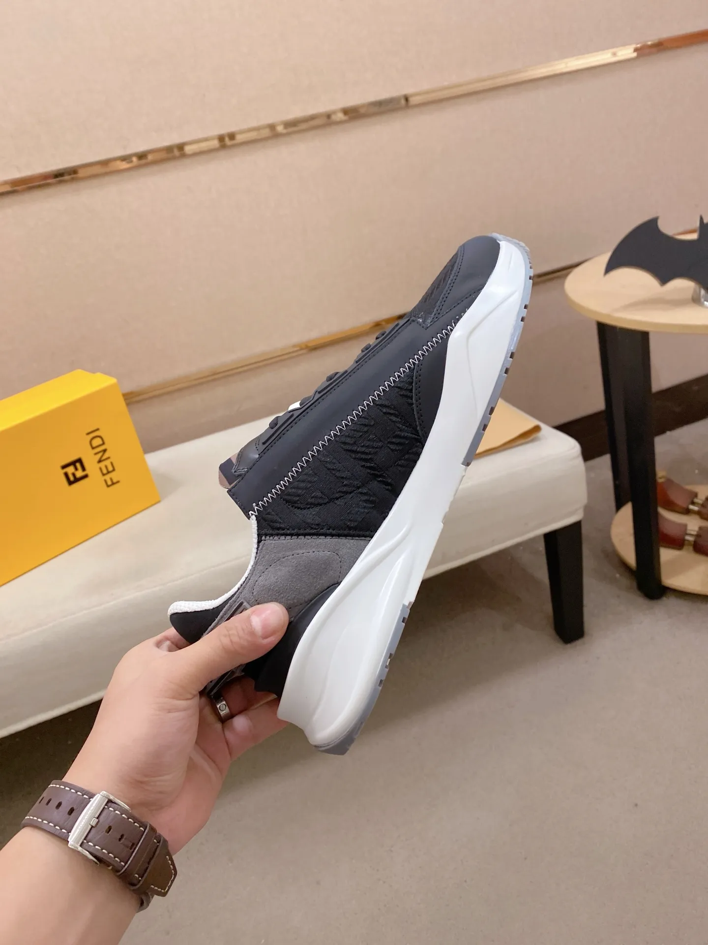 Factory price: 540💰(high version) [Fendi] Fendi’s latest casual shoes for men! Available at counters simultaneously! A one-to-one replica of the original. Made entirely of imported top-grain calfskin, the interior is made of top-grain water-dyed cowhide, and the original factory-supplied rubber outsole. Leading new fashion concepts. Matching code: 38-44 can be customized, 45 is not returnable!